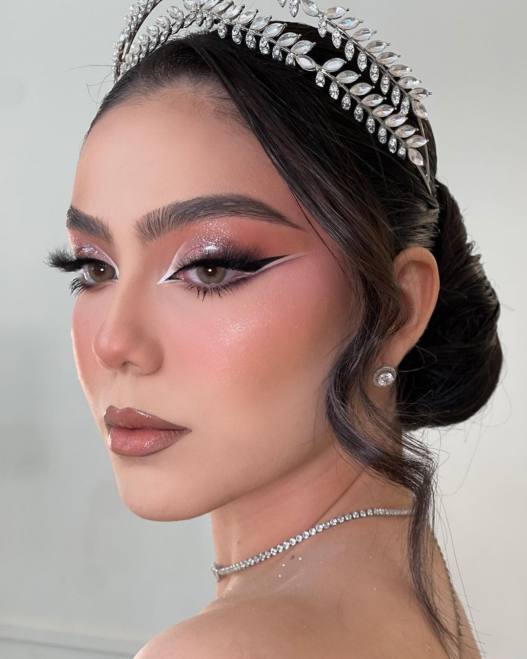 Novia con maquillaje elegante y luminoso para boda