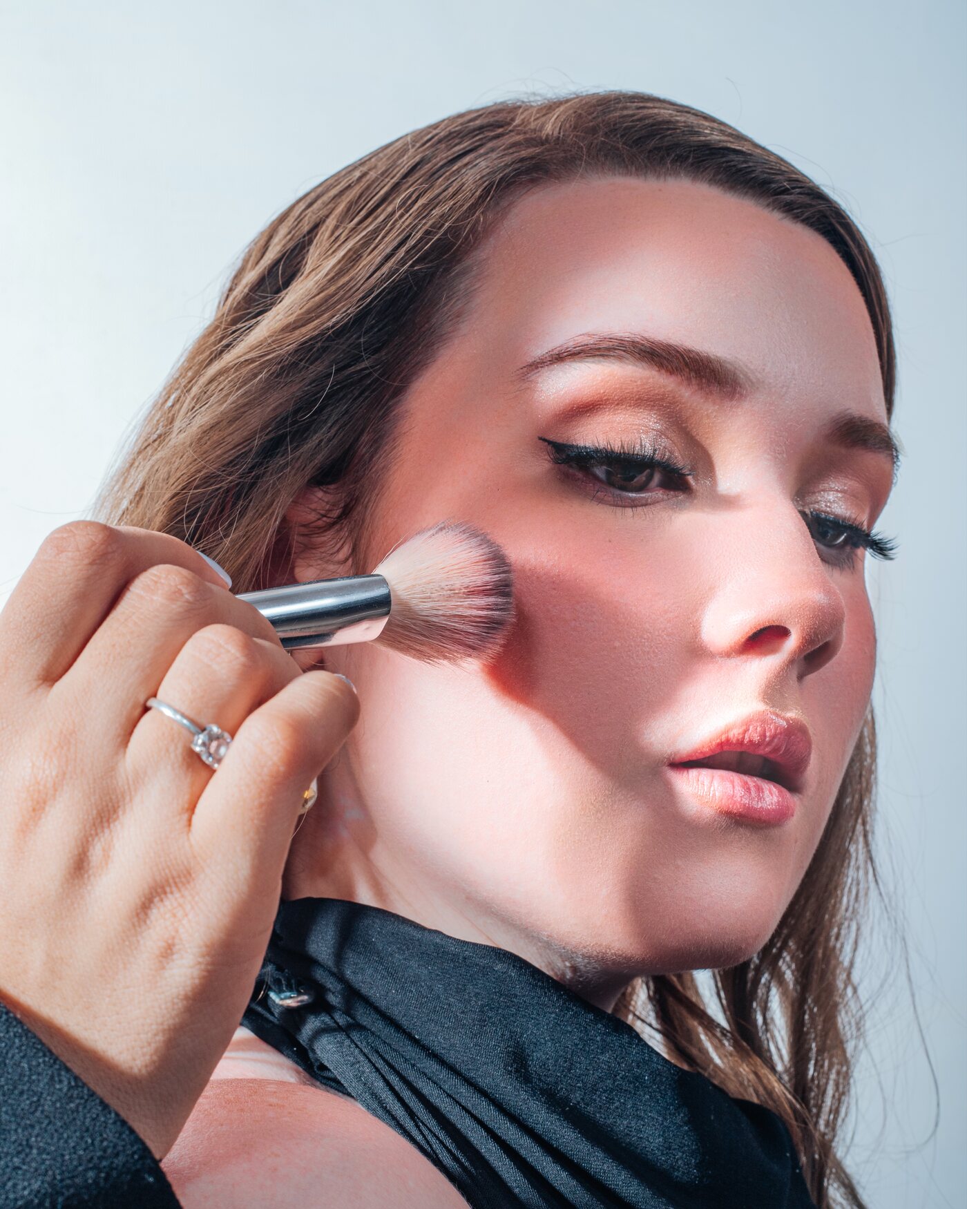 Retrato con maquillaje luminoso en un estudio elegante